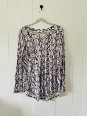 Zenana Outfitters Snake Print V-Neck Long Sleeve Top - Black & White